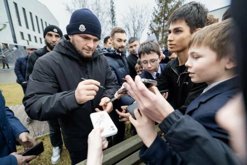 «Такие встречи вдохновляют»: Хабиб Нурмагомедов посетил Альметьевск