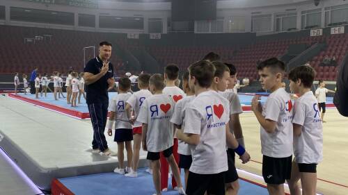 Алексей Немов проводит мастер-класс для юных гимнастов в Казани