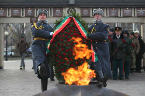В казанском парке Победы возложили цветы в честь Дня героев Отечества