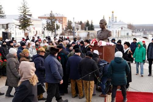 «Будет жить в сердцах земляков»: в Мамадыше открыли бюст Героя России Олега Сорокина