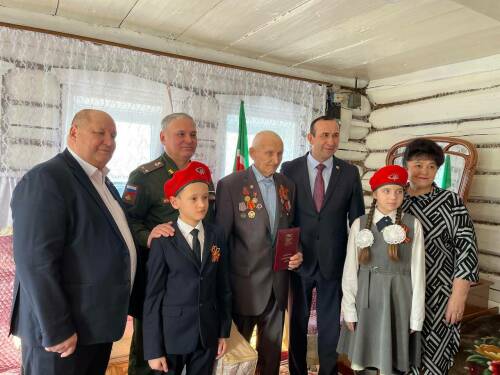 «За наше будущее и мирное небо»: в Тукаевском районе ветеранам вручают юбилейные медали