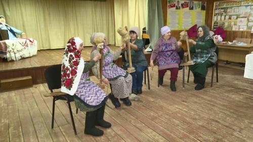 Бабушки из глубинки Татарстана вяжут носки для военных при помощи прялки и веретена