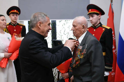 Рустам Минниханов вручил медали 80-летия Победы шести ветеранам из Челнов