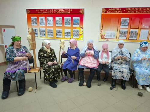 «Тепло для Героя»: мастерицы Менделеевского района вяжут носки для бойцов СВО