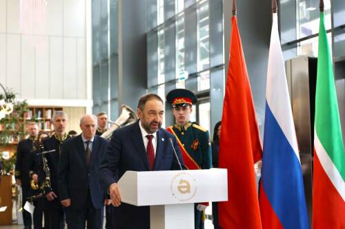 Песошин вручил юбилейные медали «80 лет Победы» ветеранам из Альметьевска