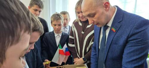 Эдуард Шарафиев рассказал ученикам школы Татарских Челнов о защитниках Отечества