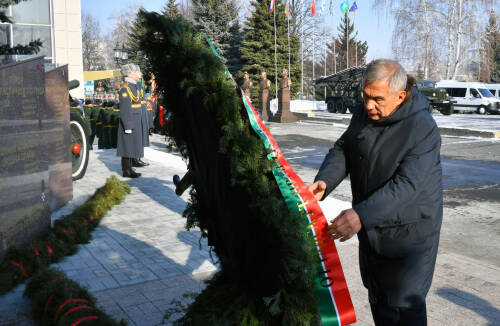 Минниханов в танковом училище возложил венок к стеле героям-выпускникам