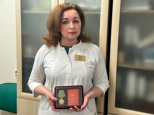 «Радость, гордость»: сотрудницу поликлиники Челнов наградили медалью «За содействие СВО»