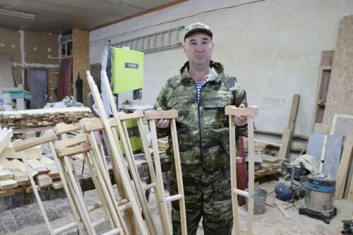 Житель Нурлата начал изготавливать костыли для участников СВО