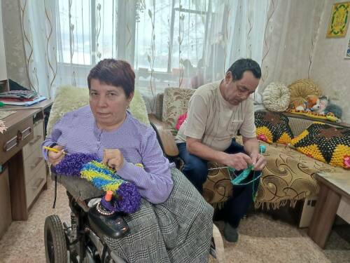 За спицы взялись даже мужчины: пара из Лениногорска вяжет мочалки и носки для бойцов СВО