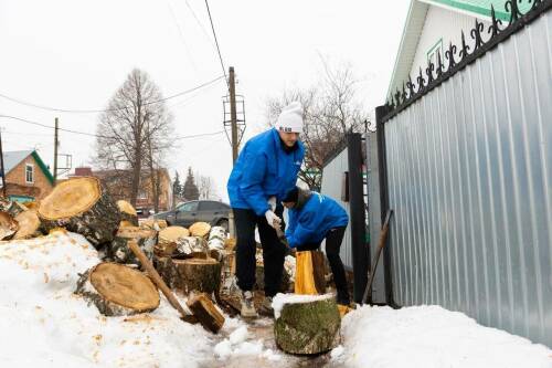 Еще одна семья участника СВО из Альметьевского района получила помощь в колке дров
