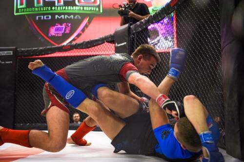 Военный оркестр и три героя России: в Казани прошло первенство ПФО по ММА