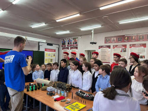 В казанской школе №17 Молодогвардейцы организовали показ 3D-музея СВО