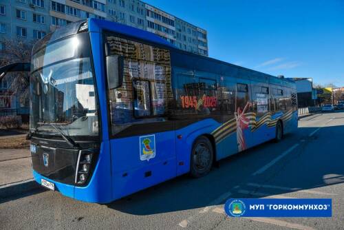 В Челнах начали курсировать автобусы и трамваи, украшенные ко Дню Победы