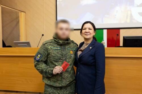 Гюзель Хабутдинова вручила награды участникам спецоперации из Альметьевска