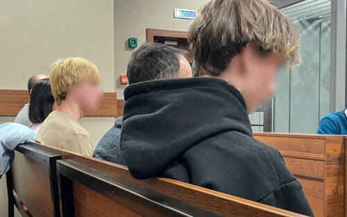 «Стянули с него штаны и сфоткали»: подростков судят за шантаж приятеля голыми снимками