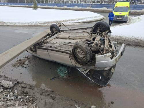 В Нижнекамске перевернувшуюся на дороге легковушку придавило опорой ЛЭП