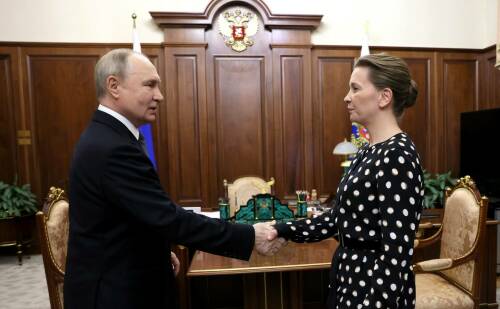 Путин вручил звезду Героя РФ жене выпускника Казанского танкового, погибшего под Курском