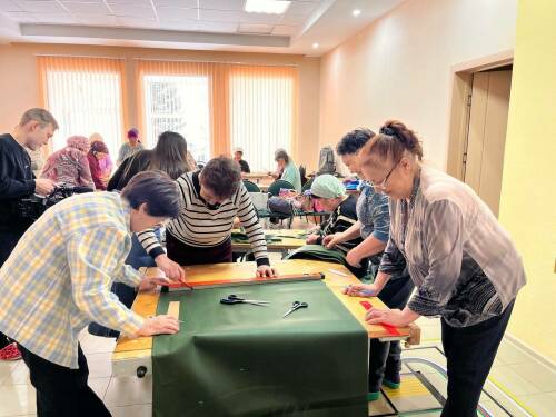Единство ради общей цели: актанышцы плетут маскировочные сети для бойцов СВО