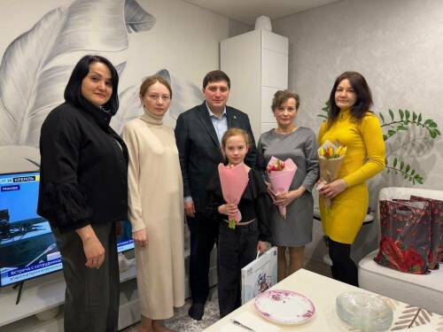 В Менделеевске поздравили жен и матерей бойцов СВО