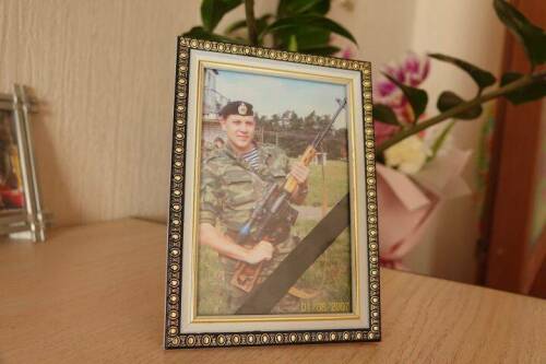 В Челнах мать Героя России Сергея Чебнёва передала его вещи в музей