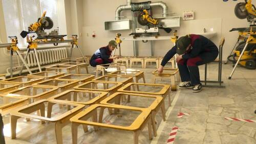 В Нижнекамске для раненых бойцов СВО изготавливают переносные столики