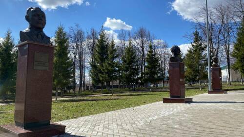 В парке Победы Лаишево обновили бюсты Героев к 80-летию Победы