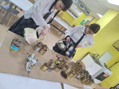 Гимназисты Альметьевска изготовили окопные свечи для бойцов СВО