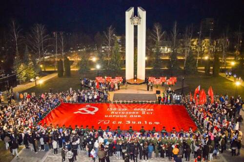 200 метров памяти: в Нижнекамске развернули копию Знамени Победы
