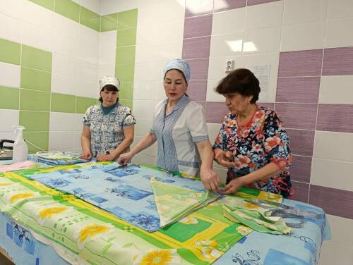 В бавлинском детском саду «Рябинка» шьют одежду для бойцов СВО