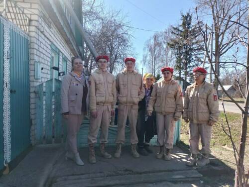 Волонтеры Лаишевского района помогли матери участника СВО с уборкой участка