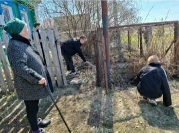 Активисты отряда «Альтаир» Новошешминска навели порядок у дома матери бойца СВО