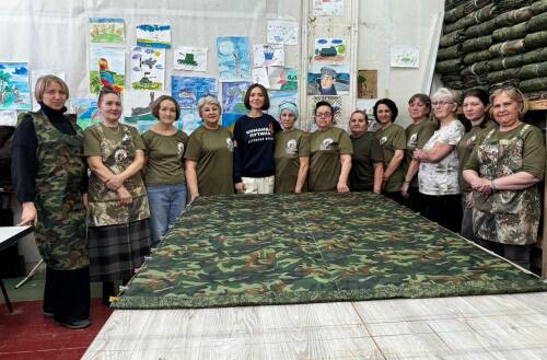 В Менделеевске волонтеры сшили термоодеяла для бойцов вместе с Альфией Когогиной