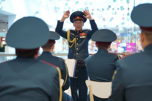 «Послевоенным детям близка эта музыка»: оркестр Росгвардии исполнил музыку Победы