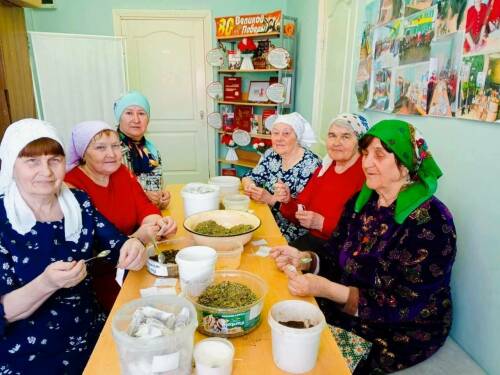 «Дарим солдатам частичку дома»: новошешминские волонтеры шьют, варят чай и делают свечи