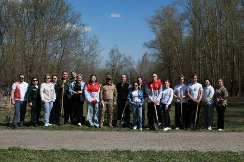 Мэр Бугульмы с участниками СВО высадил молодые ели в рамках акции «Сад памяти»