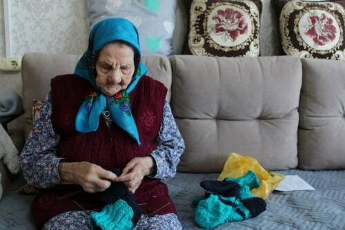 Жизнь во имя других: 98-летняя труженица тыла из РТ вяжет носки для бойцов СВО