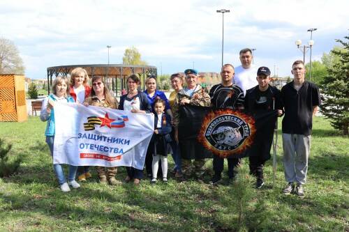 В Центральном парке Буинска высадили сосны в честь участников СВО