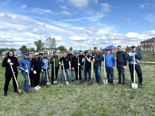 В честь 80-летия Победы в Старом Дрожжаном высадили 80 дубов