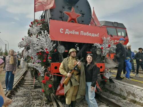 С дымом из трубы и вальсом Победы: мемориальный поезд прибыл в Буинск