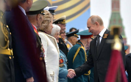 Перемирие ко Дню Победы: что предложил Путин и почему это вызвало истерику у Зеленского