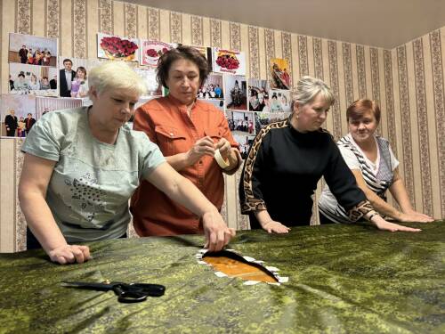 Глава Агрыза подарил швейные машины волонтерам для пошива антидроновых плащей и одеял