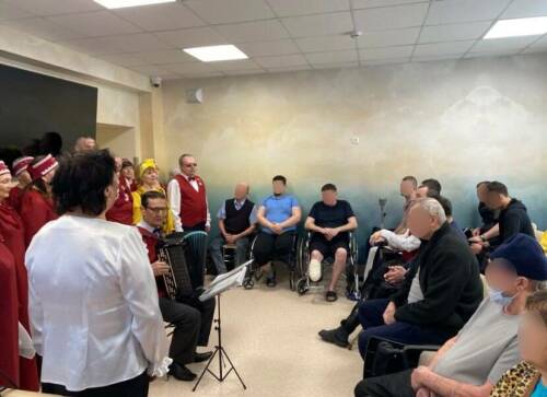 Пели от души – для тех, кто сражался: народный хор из Тетюшей выступил в госпитале Казани