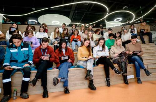 «Сохраняем русский язык»: комик Павел Дедищев прочитал «Тотальный диктант» в Казани