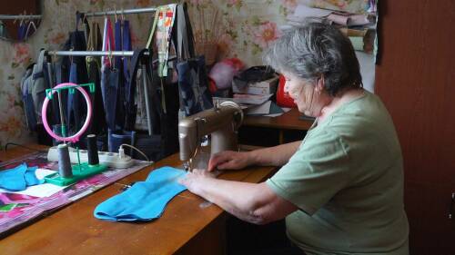Помогает фронту: 77-летняя жительница Бавлов шьет вещи для бойцов СВО