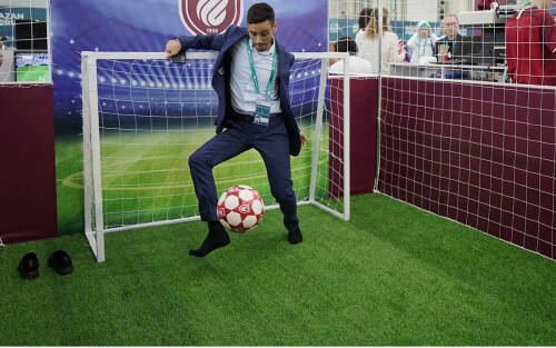 Вкусная еда, футбол в костюмах и ярмарка мастеров: яркие моменты первого дня KazanForum