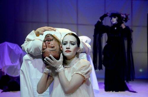 «Машина Чехов» от турок и «Гамлет» из Кейптауна: что покажут на фестивале «Науруз»-2025