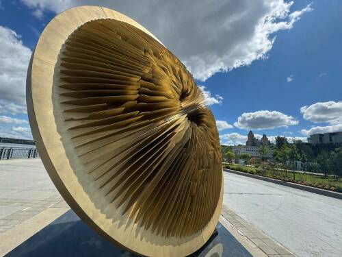 На Кремлевской набережной Казани появилась скульптура экс-банкира Василия Клюкина