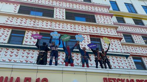 «Ты и так герой»: волонтеры в костюмах супергероев подарили детям с онкологией день чудес