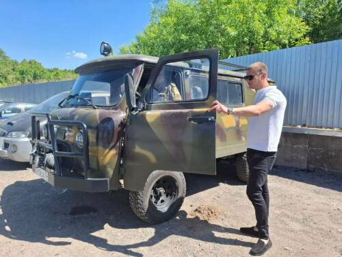 В Нижнекамске бойцу СВО передали модернизированный УАЗ для фронта